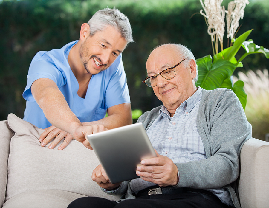 figlio che insegna al padre ad utilizzare un tablet