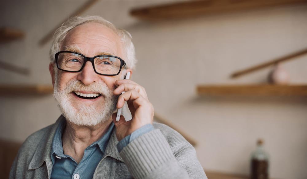 uomo anziano telefono