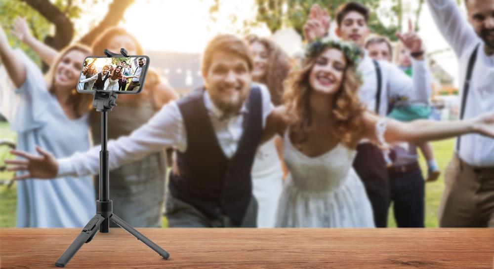 sposi che scattano un selfie